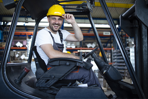 oparaio trabajando con una transpaleta.