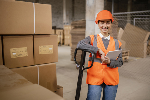 Trabajador en almacén trabajando con un apilador.