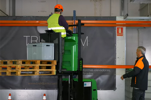 Alumno del curso de carretillero realizando más prácticas con apilador.