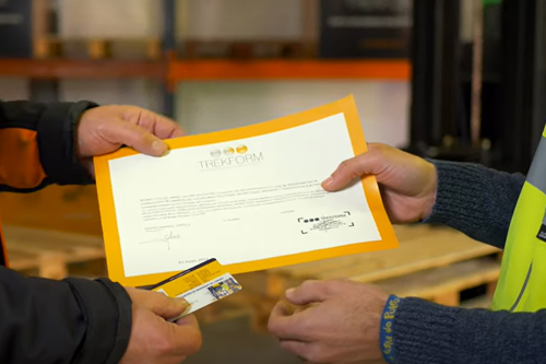 Imagen de entrega del certificado de realización del curso de carretillas elevadroas trekform.