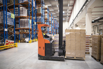 Imagen de un apilador en almacén de una empresa de logistica.