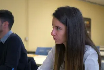 Alumnos atentos en la clase teórica de nuestro curso de carretillas elevadoras.